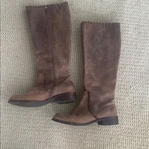 Anthropogenic boots with ruffle